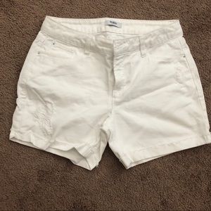 Kensie Jean shorts, Size 6/28, 5” inseam.